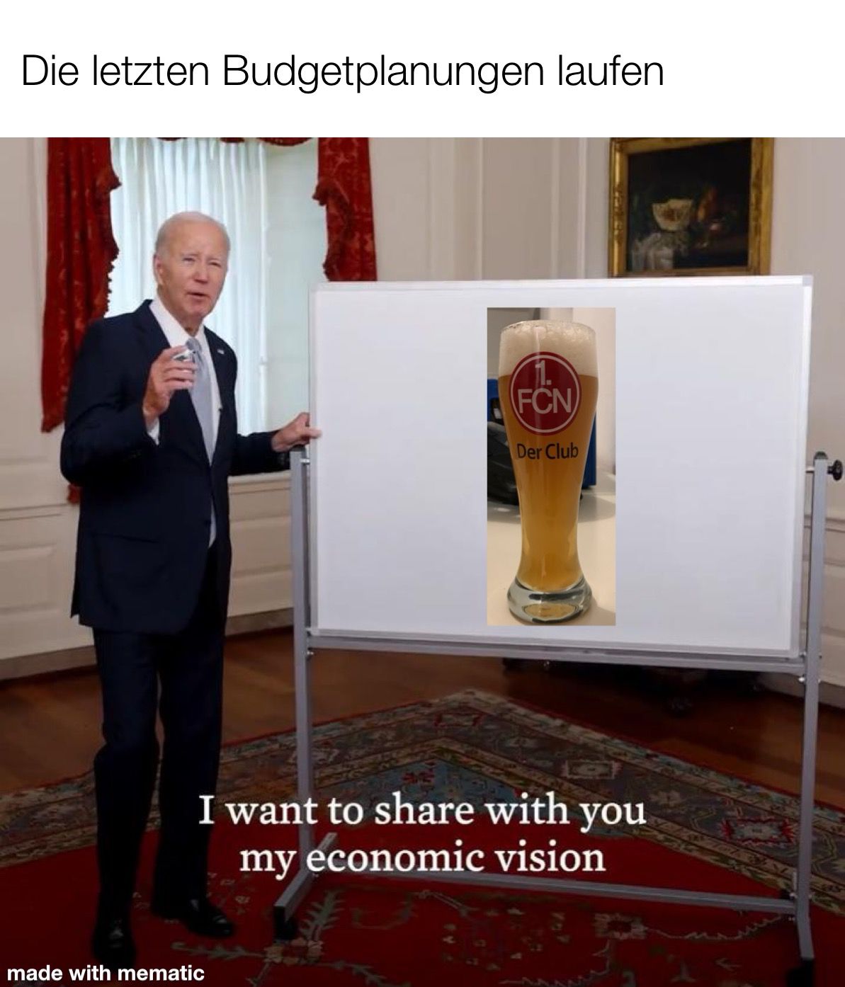 Die letzten Budgetplanungen: President Biden steht vor einem Whiteboard und sagt "I want to share with you my economic vision". Auf dem Whiteboard ist ein Bild von einem gefüllten FCN-Weizenglas.