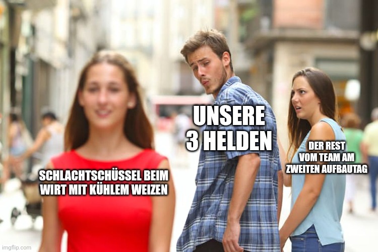 Pärchen (er "Unsere 3 Helden", sie "Der Rest vom Team am zweiten Aufbautag") laufen in der Stadt an einer hübschen Frau ("Schlachtschüssel beim Wird mit hühlem Weizen") vorbei, er schaut der Frau pfeifend hinterher auf den Hintern, während die Freundin ihn entrüstet anschaut.
