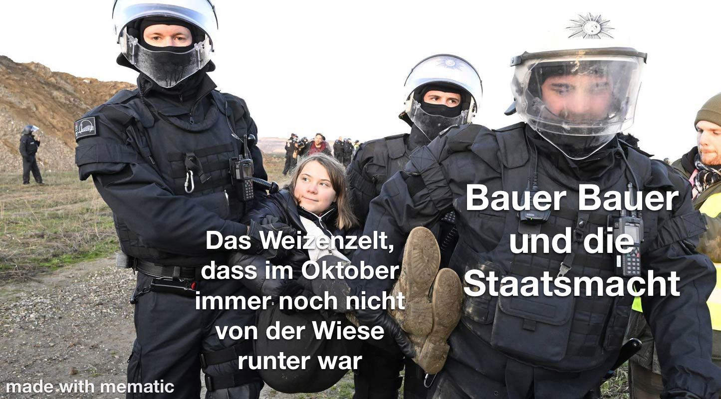 Bild: Greta Thunberg wird von Polizisten weggetragen; Text über Greta: "Das Weizenzelt, das im Oktober immer noch nicht von der Wiese runter war"; Text über Polizisten: "Bauer Bauer und die Staatsgewalt"
