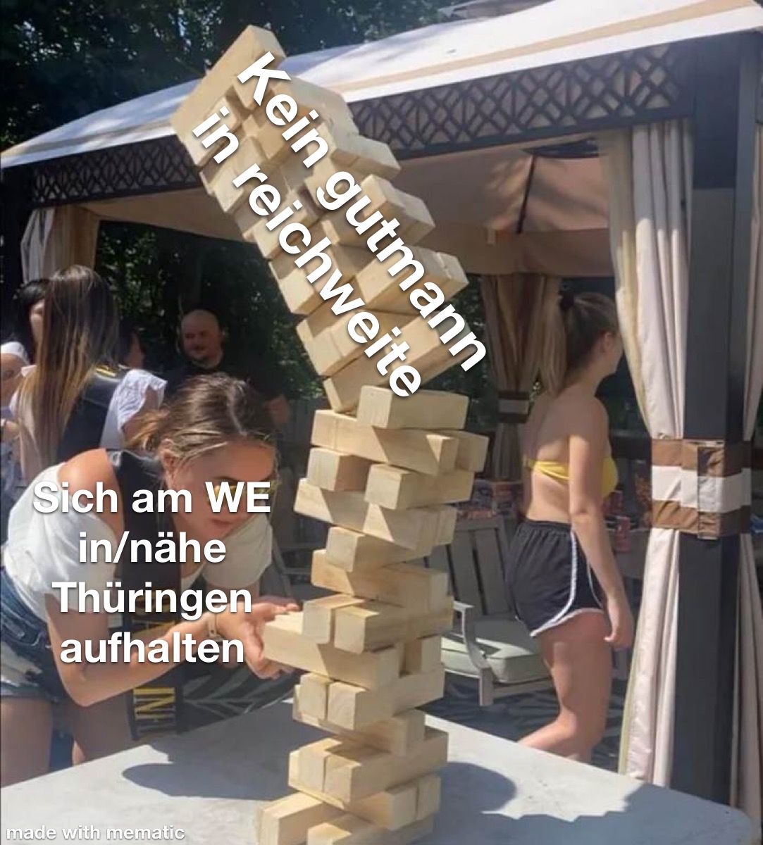 Junge Frau steht gebeugt vor einem Riesenjenga und versucht einen Stein zu ziehen, während der Turm bereits über ihr zusammenfällt und gleich ihren Kopf trifft. Frau ist beschriftet mit "Sich am WE in/nahe Thüringen aufhalten", der Turm mit "Kein Gutmann in Reichweite".