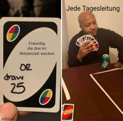 Linke Bildhälfte: Uno Karte mit Aufschrift "Freiwillig die drei im Weizenzelt wecken OR draw 25" Rechte Bildhälfte: Mann beschriftet mit "Jede Tagesleitung" hält ganz viele Uno Karten in der Hand (musste wohl die 25 ziehen)
